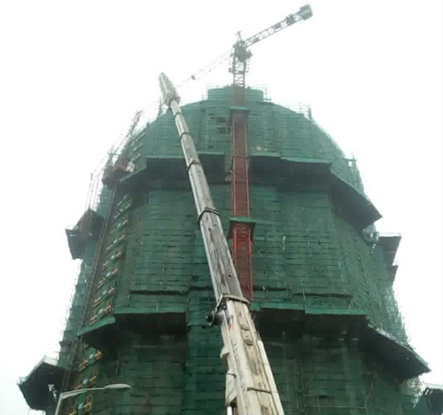 冷水江吊车在工地上作业